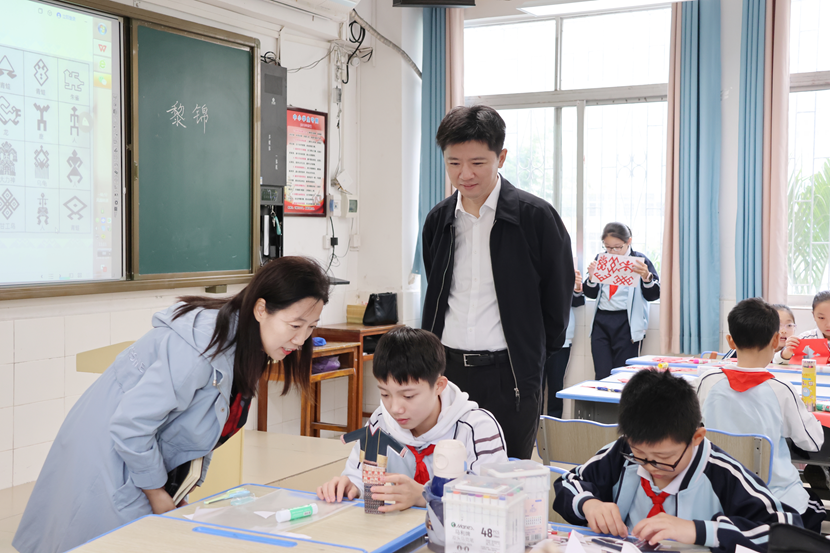 副校长张引带领教学团队来附属小学开展听课活动