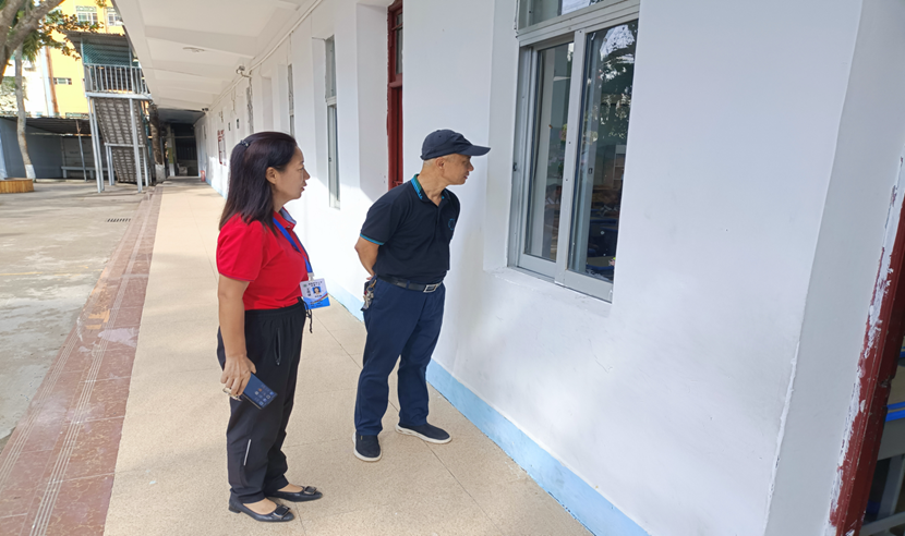 海南师范大学韩小雨一行到附属小学 检查台风“摩羯”后复学工作