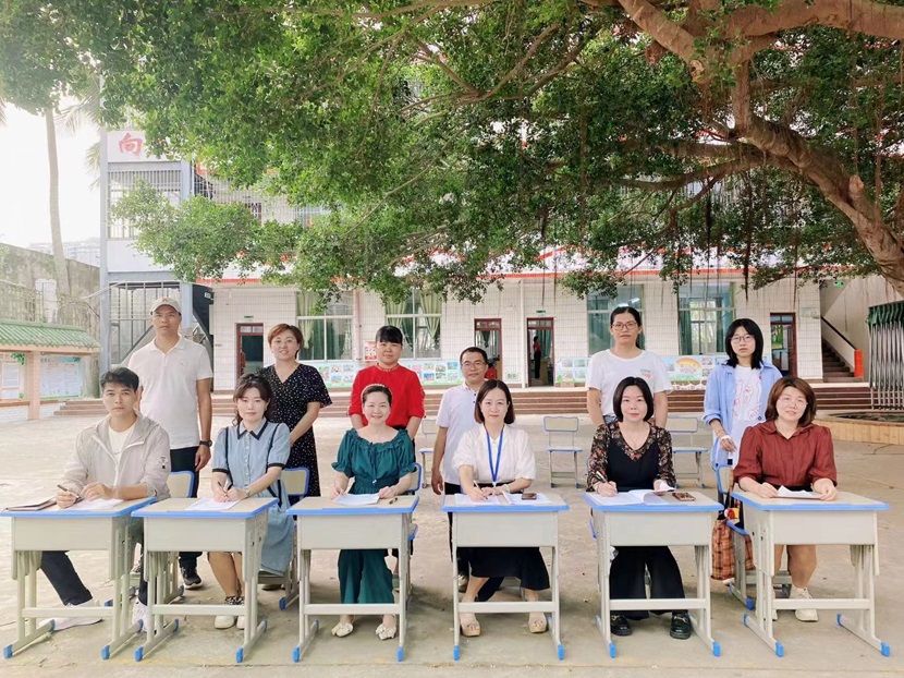共筑教育梦想, 携手创造未来 ―― 三亚小学部跟岗学习老师与海师附小师傅签约仪式
