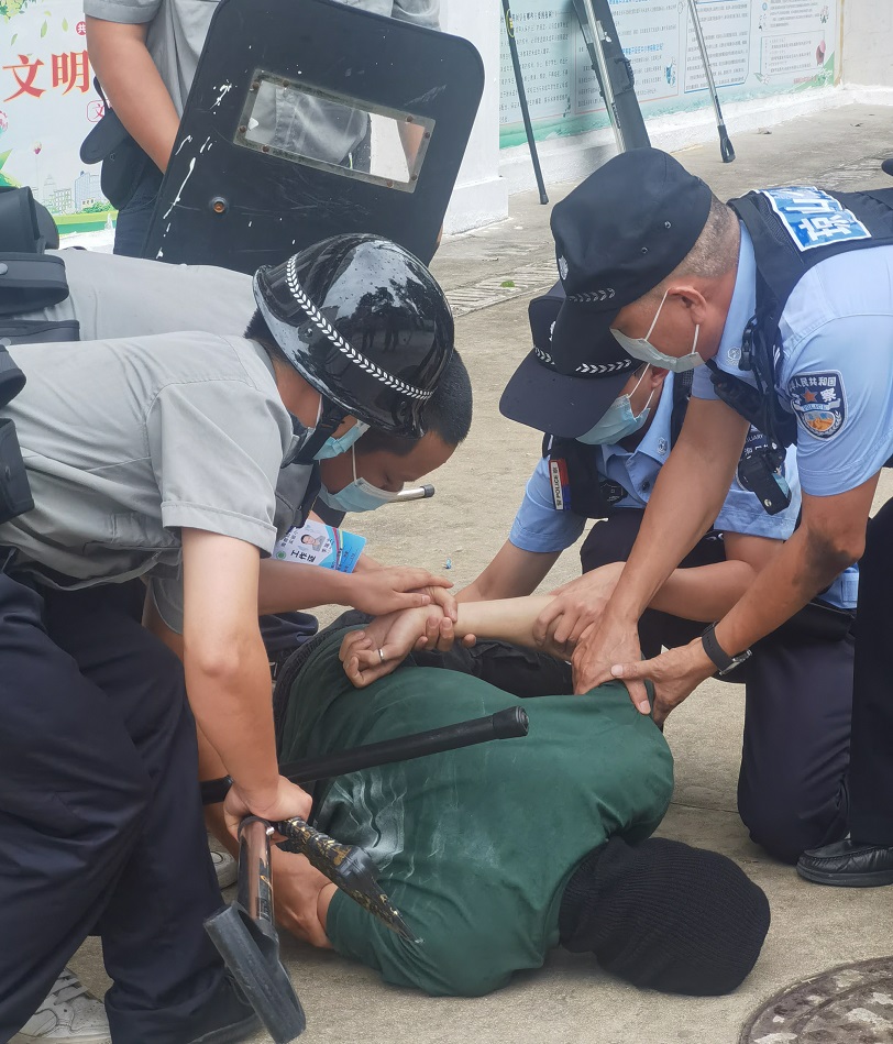 海口市琼山中介派出所张警官到Cool18
对校警进行正规培训