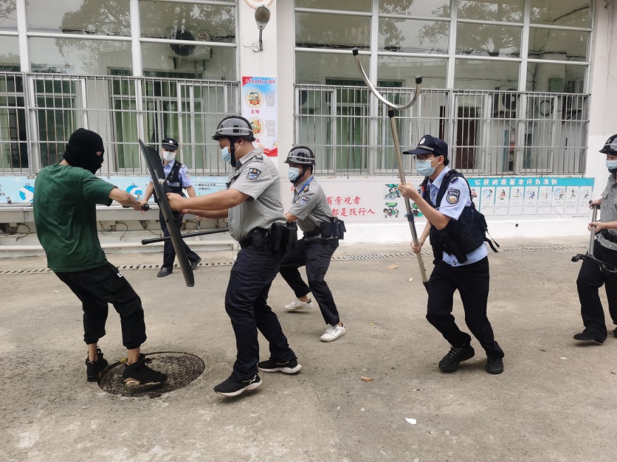 海口市琼山中介派出所张警官到Cool18
对校警进行正规培训