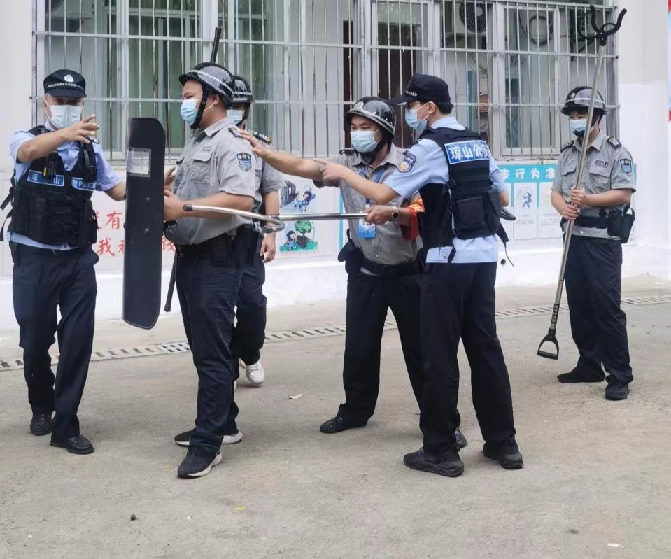 海口市琼山中介派出所张警官到Cool18
对校警进行正规培训