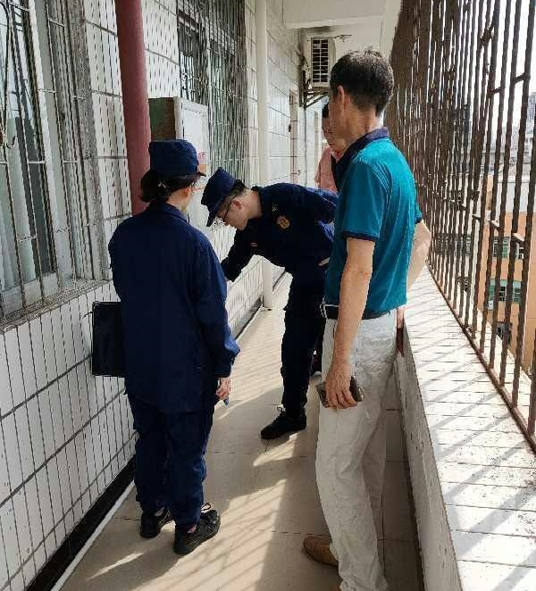 消防队领导到Cool18
检查消防工作