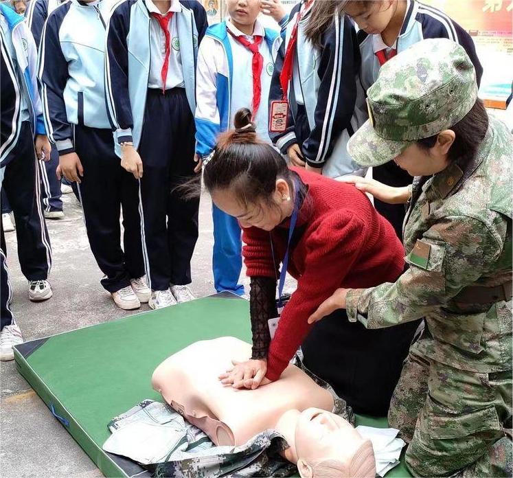 守护生命 ，“救”在身边――记海师附小急救护理知识培训