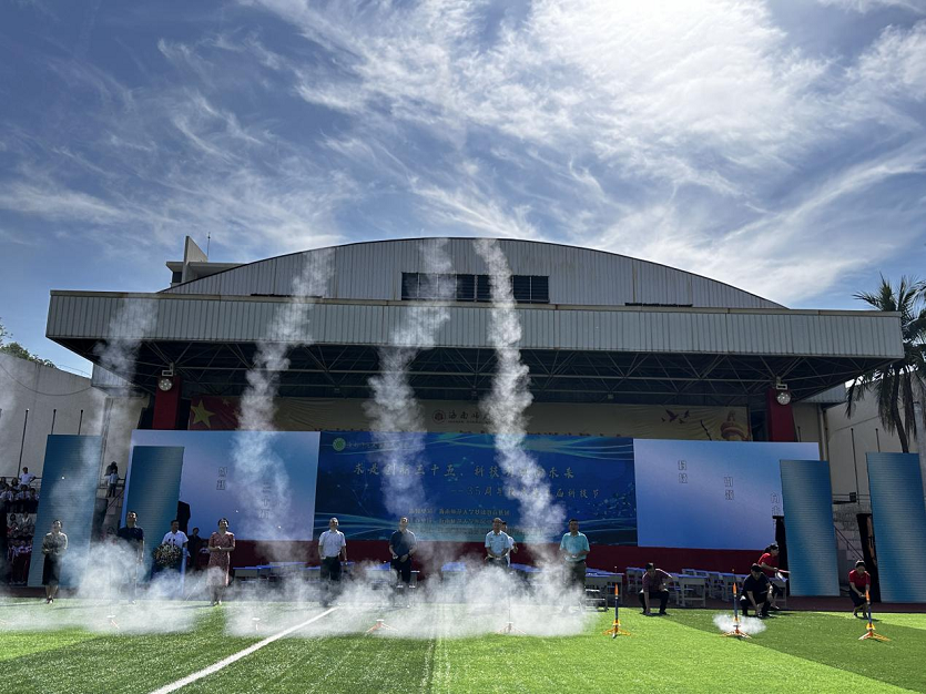 海南师范大学党委委员、副校长白显良出席附属小学35周年校庆暨科技节开幕式