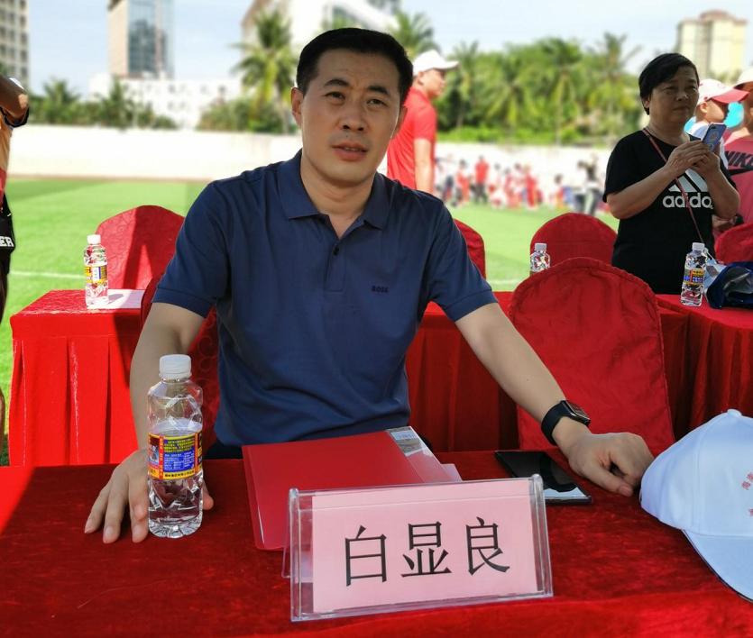 海南师范大学党委委员、副校长白显良出席附属小学35周年校庆暨科技节开幕式