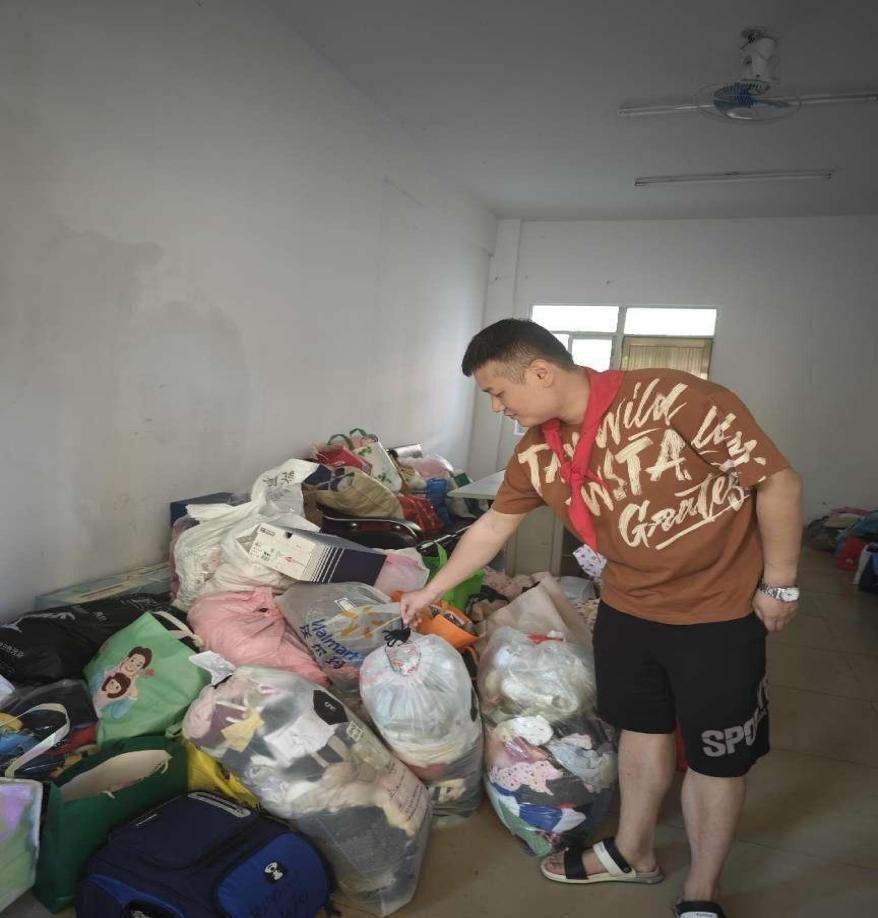 “衣”份爱心 “衣”旧温暖 ――Cool18
公益捐赠活动白沙行