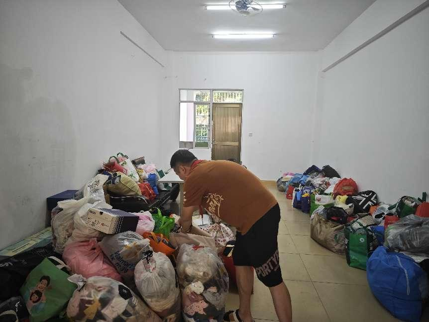 “衣”份爱心 “衣”旧温暖 ――Cool18
公益捐赠活动白沙行