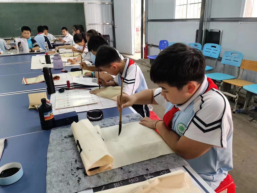 Cool18
开展庆“六·一”现场绘画、书法比赛