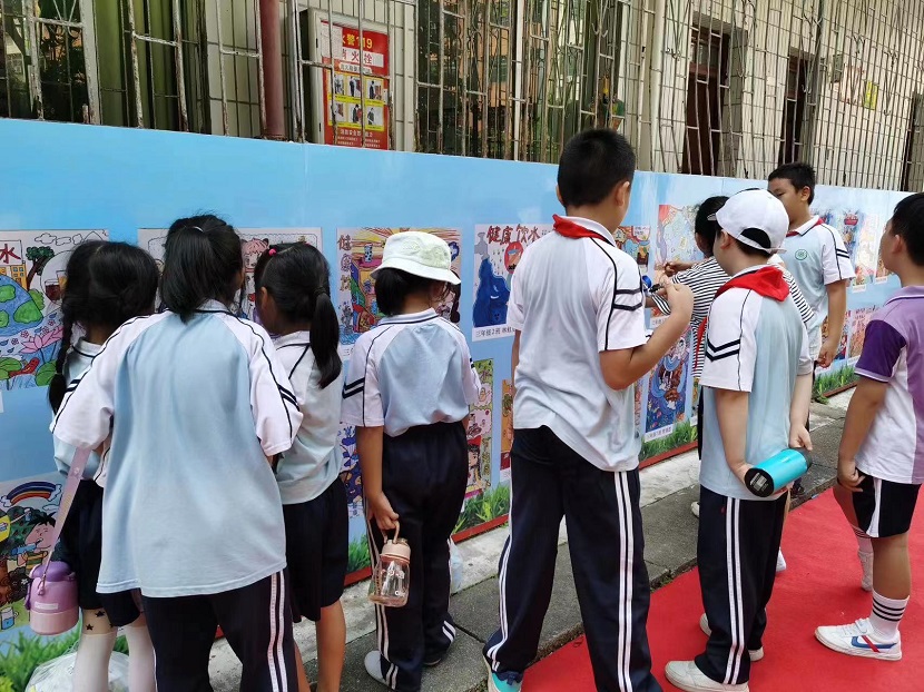 Cool18
开展庆“六·一”现场绘画、书法比赛