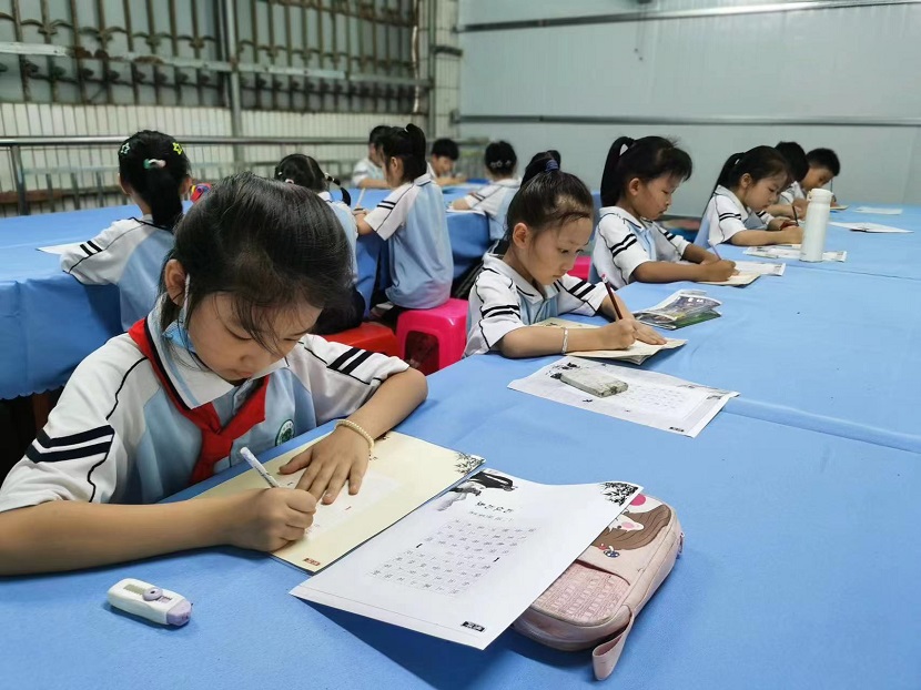 Cool18
开展庆“六·一”现场绘画、书法比赛