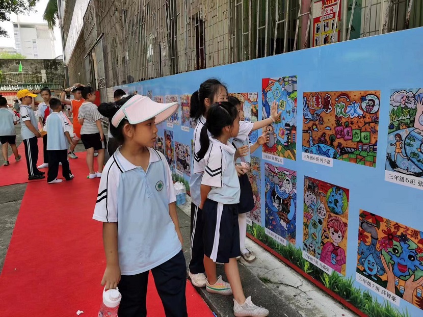 Cool18
开展庆“六·一”现场绘画、书法比赛