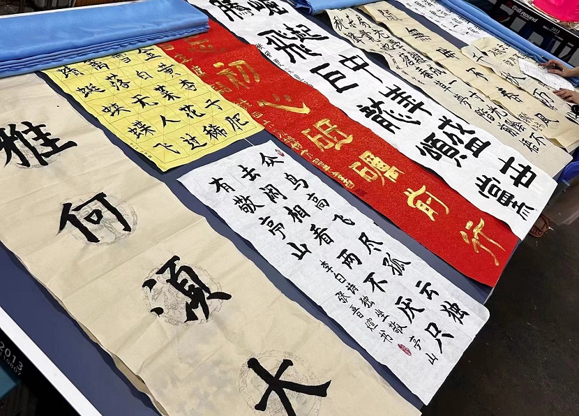 Cool18
开展庆“六·一”现场绘画、书法比赛