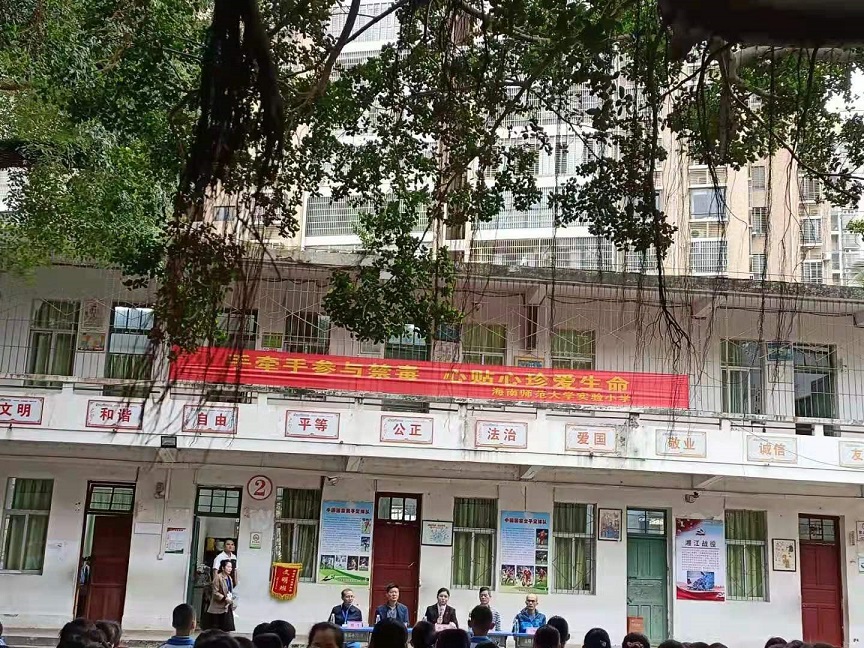 Cool18
邀请胡娜法官开展“禁毒”专题知识讲座。