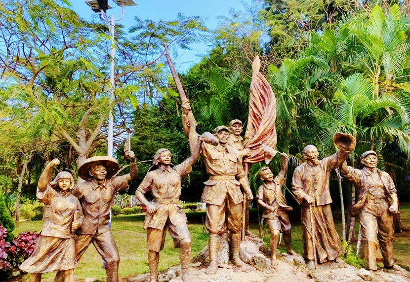 赓续红色血脉 凝聚师魂力量――记海南师范大学基础教育办学管理部附属小学党支部主题党日活动 WQ 创建于6天前 阅读 1473 更新提醒 历史见证壮阔的行进,时间镌刻坚实的步伐。为庆祝中国共产党成立103周年,进一步深化党纪学习教育,传承红色基因,坚持思想建党、理论强党,持续用党的创新理论最新成果武装头脑,增强党员廉洁自律意识和责任担当意识,坚定党员信念、锤炼党员党性,锻铸师魂,凝聚附小人团结奋进的力量,海南师范大学基础教育办学管理部附属小学党支部书记梁胜娟带领支部全体党员于2024年7月6日赴临高海南解放公园开展主题党日活动,回顾党的光辉历程,颂扬党的丰功伟绩。 海南解放公园是国家国防教育示范基地和全国爱国主义教育示范基地。1950年,中国人民解放军从临高全线登陆,解放了海南岛。公园以热血丰碑雕像为轴心,与百年灯塔、四十军、四十三军烈士纪念碑相对映,以蓝天碧海为背景,雕像、灯塔、纪念碑和蓝天碧海汇聚成了一首波澜壮阔的交响乐,诉说着对解放海南的革命先烈的纪念之意和缅怀之情。 重温誓词、薪火相传,附属小学党支部全体党员面对庄严的党旗,在热血丰碑下重温了入党誓词。大家用高昂、奋进的誓词以及无比坚定的信念表达了对党的忠诚和热爱。 随后在讲解员的引导下,参观园区。附属小学党支部全体党员认真聆听讲解员解说,感受着革命先烈们为了解放海南岛征战沙场的奋斗历程,体会革命先烈在探寻救国之路时的坚定意志和宁死不屈的革命精神,党员们在此接受了一次深刻的党性教育和思想洗礼。 附属小学党支部全体党员在解放海南岛渡海战役纪念馆前合影留念。 通过此次活动,党员们纷纷表示听党的话,永远跟党走,在以后的工作中,继承和发扬革命先烈的大无畏精神,并发挥示范引领作用:以身作则,成为革命文化的传播者和实践者,影响和带动周围的人学习和传承革命文化,为实现附属小学高质量发展贡献力量! END 图片:王乃顺 文字:魏琦 审核:办公室 模板中心 同行文章 同行文章 一键借鉴, 海量模板 直接套用 ,随时随地 轻松写! 马上体验